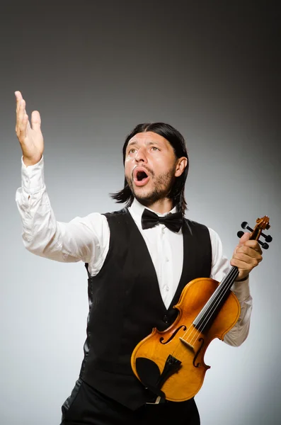 Hombre tocando el violín en concepto musical — Foto de Stock