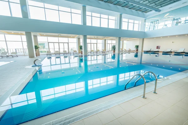 Piscina coperta in concetto sano — Foto Stock