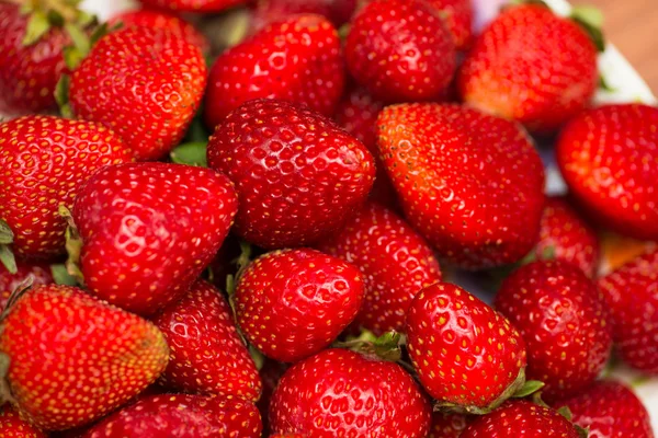 Fresas dispuestas en la pantalla — Foto de Stock