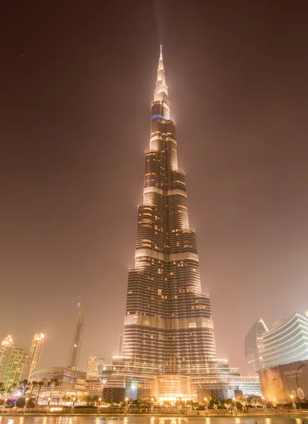 Dubai - 9 de enero de 2015: Edificio Burj Khalifa el 9 de enero en Emiratos Árabes Unidos, Dubai. El rascacielos Burj Khalifa es el más alto del mundo —  Fotos de Stock