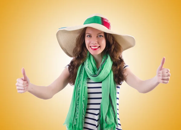 Mujer joven en concepto de verano — Foto de Stock