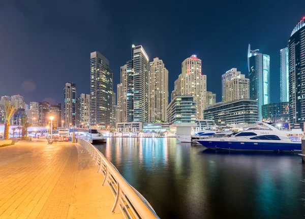 Dubai - 9 de agosto de 2014: Distrito de Dubai Marina el 9 de agosto en Emiratos Árabes Unidos. Dubai está desarrollando rápidamente la ciudad en Oriente Medio — Foto de Stock