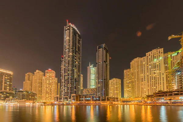 Dubai - 9 sierpnia 2014: Dzielnica Dubai Marina 9 sierpnia w Zjednoczonych Emiratach Arabskich. Dubaj szybko rozwija się na Bliskim Wschodzie — Zdjęcie stockowe