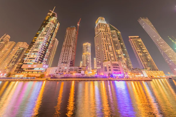 Dubai - 10 januari 2015: Marina district op 10 januari in de Verenigde Arabische Emiraten, Dubai. Marina district is populair woonwijk in Dubai — Stockfoto
