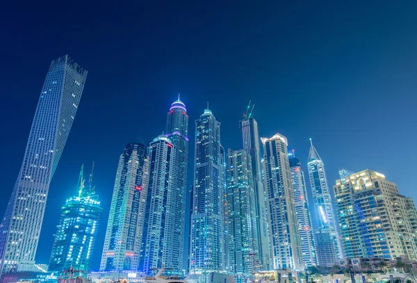 Dubai - 10 de enero de 2015: Distrito de Marina el 10 de enero en Emiratos Árabes Unidos, Dubai. El distrito de Marina es una popular zona residencial en Dubai — Foto de Stock