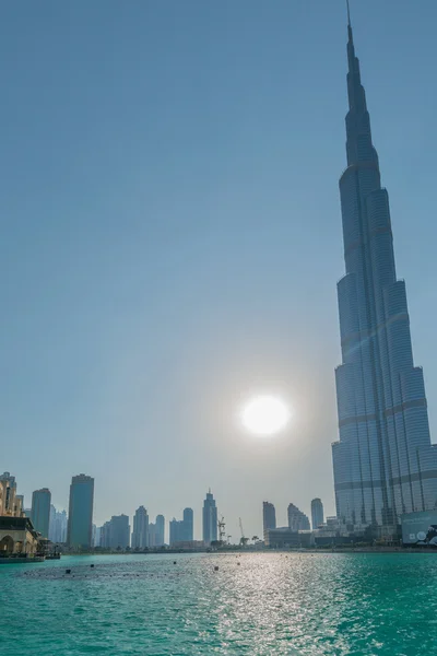 Dubaj - 9 ledna 2015: Burj Khalifa v návaznosti na 9. ledna v Spojených arabských emirátech, Dubaj. Ve světě je nejvyšší mrakodrap Burj Khalifa — Stock fotografie