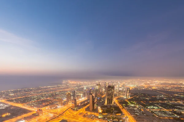 Panorama nocnego Dubaju podczas zachodu słońca — Zdjęcie stockowe