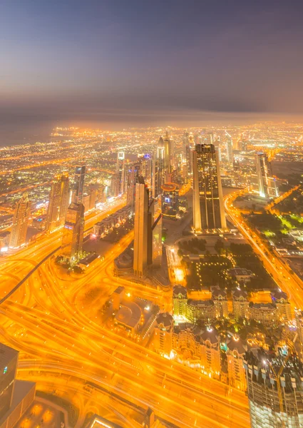 Panorama da noite Dubai durante o pôr do sol — Fotografia de Stock