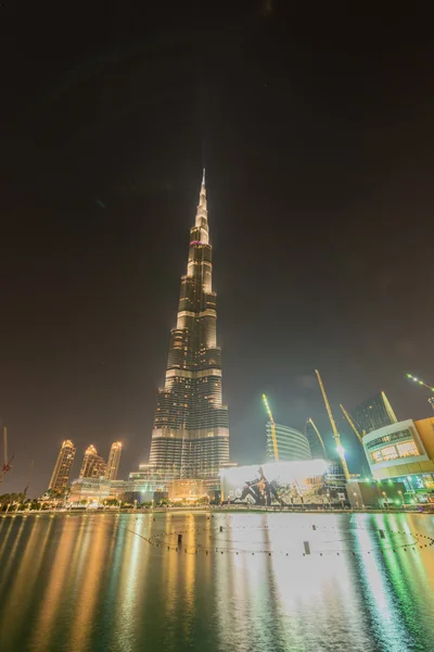 Dubai - 9 de enero de 2015: Edificio Burj Khalifa el 9 de enero en Emiratos Árabes Unidos, Dubai. El rascacielos Burj Khalifa es el más alto del mundo —  Fotos de Stock