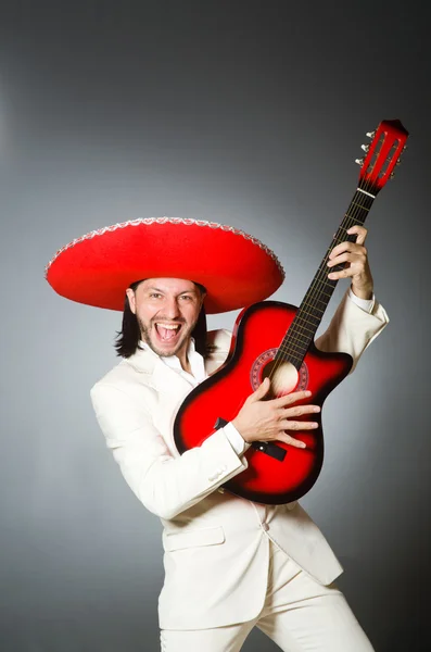 Junger mexikanischer Gitarrist trägt Sombrero — Stockfoto