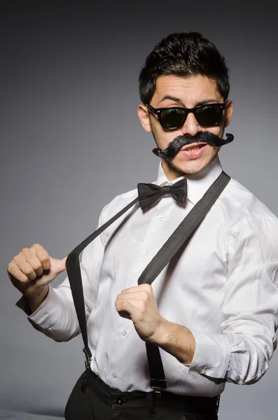 Joven hombre caucásico contra gris —  Fotos de Stock