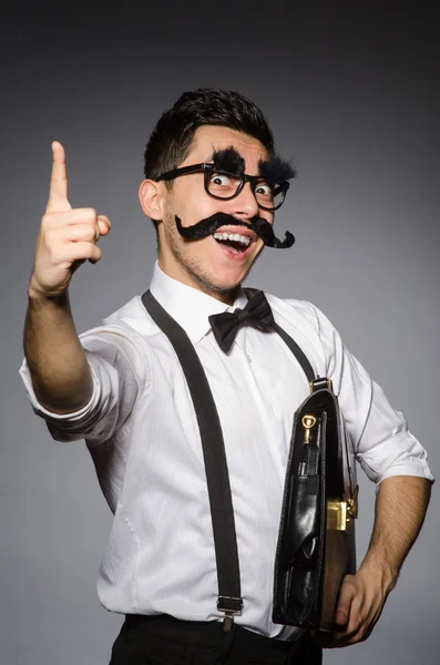 Joven hombre caucásico con bigote falso contra gris — Foto de Stock