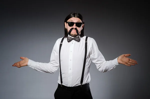 Hombre con bigotes y gafas de sol — Foto de Stock