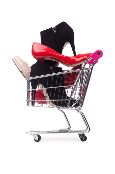 Scarpe donna nel carrello della spesa su bianco — Foto Stock