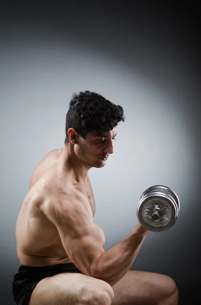 Kas yırtık vücut geliştirmeci dumbbells ile — Stok fotoğraf