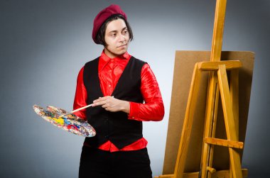 Karanlık stüdyoda komik bir sanatçı.