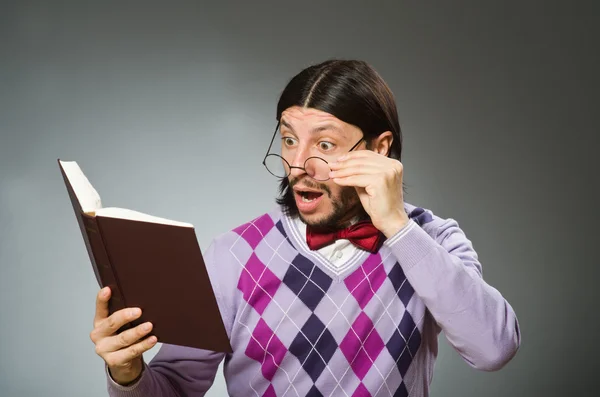 Jonge student met boek in het leren van concept — Stockfoto