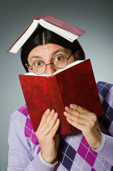 Jovem estudante com livros — Fotografia de Stock