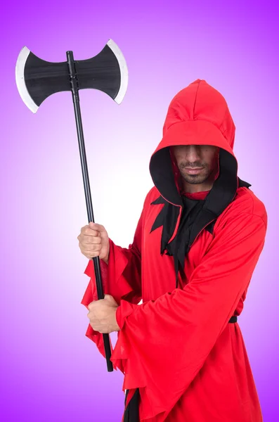 Executor em traje vermelho com machado em branco — Fotografia de Stock