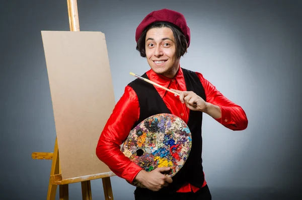 Divertente artista in studio buio — Foto Stock