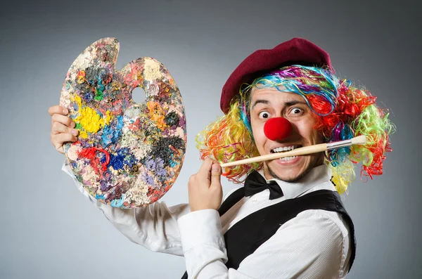 Artista engraçado no estúdio escuro — Fotografia de Stock