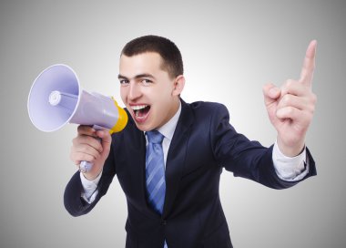 Adam gri izole hoparlör ile