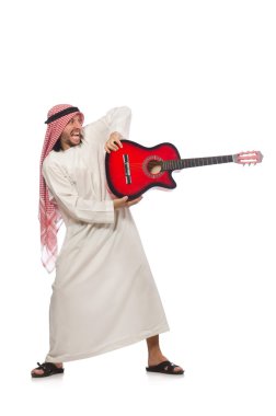 Arap adam beyazda soyutlanmış oynuyor