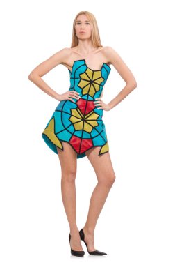 Parlak straplez elbiseli kadın, beyaz tenli.