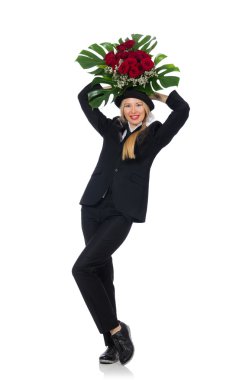 Beyaz bir demet gülü olan kadın