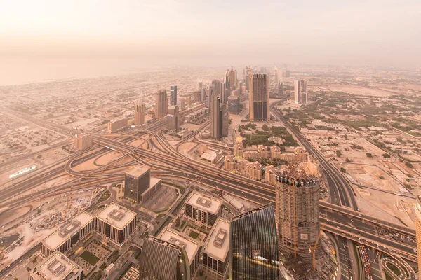 Panorama da noite Dubai durante tempestade de areia — Fotografia de Stock