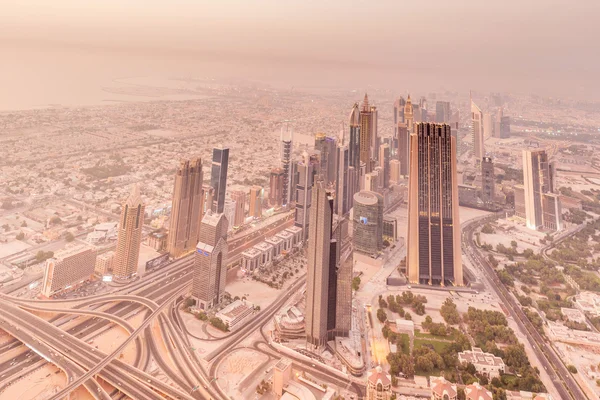 Panorama da noite Dubai durante tempestade de areia — Fotografia de Stock