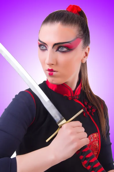 Kobieta w japońskiej koncepcji sztuki walki — Zdjęcie stockowe