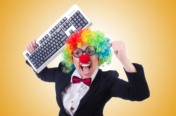 Lustiger Clown mit Tastatur — Stockfoto