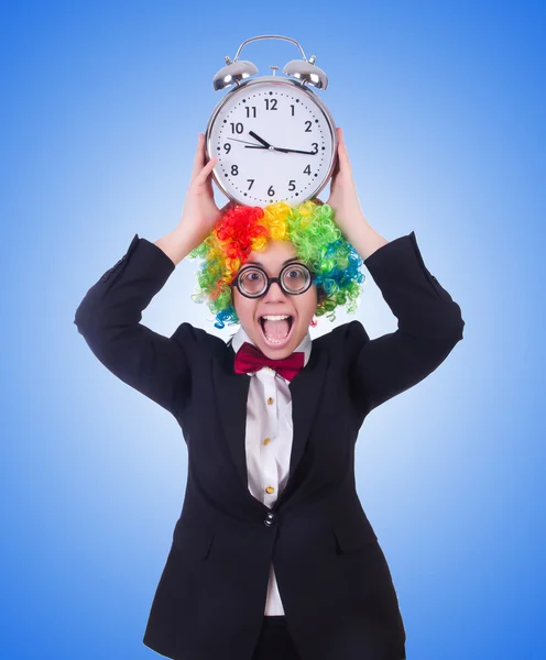 Смешной клоун с часами — стоковое фото