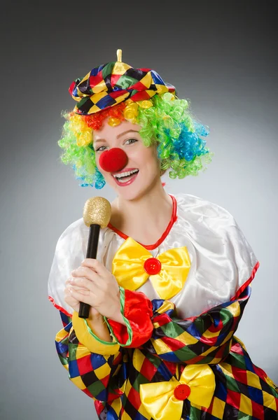 Clown met mic in grappige concept — Stockfoto