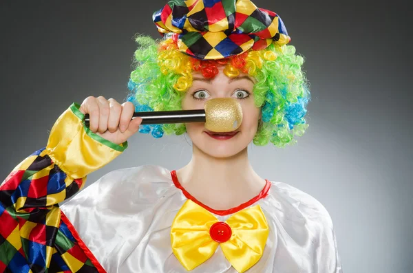 Clown met mic in grappige concept — Stockfoto