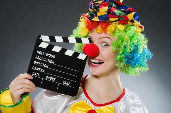 Clown avec claquement de film dans le concept drôle — Photo