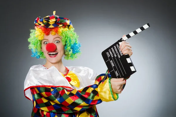 Clown met film klepel in grappige concept — Stockfoto
