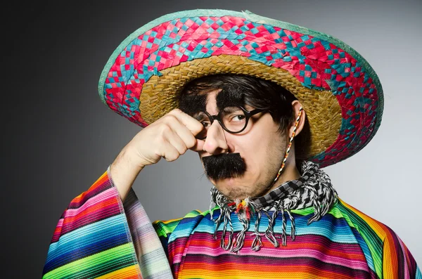 Uomo in vivido poncho messicano contro il grigio — Foto Stock