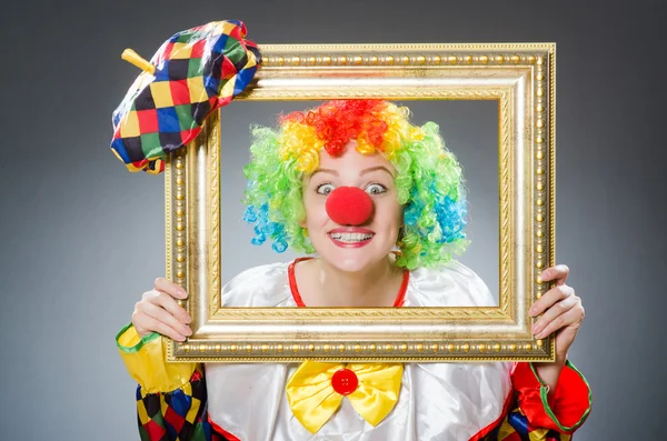 Clown mit Bilderrahmen in witzigem Konzept — Stockfoto