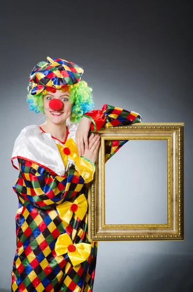 Clown avec cadre photo dans un concept drôle — Photo