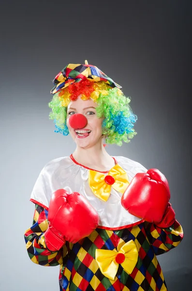 Śmieszny klaun w rękawiczkach bokserskich — Zdjęcie stockowe