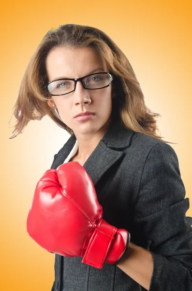 Jovem empresária no conceito de boxe — Fotografia de Stock