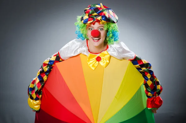 Клоун з парасолькою в кумедній концепції — стокове фото
