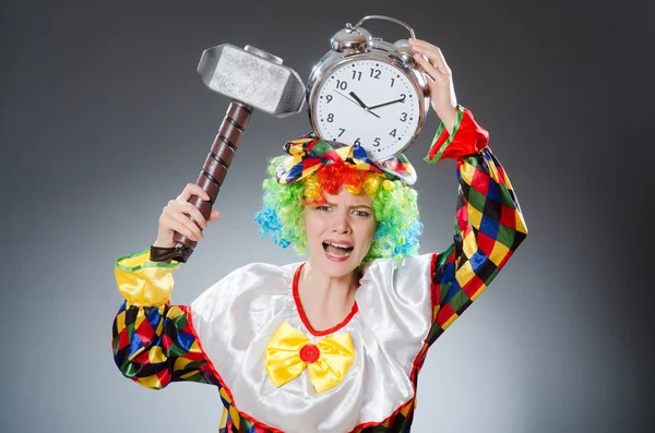 小丑用锤子和时钟 — 图库照片