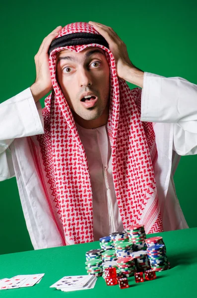 Hombre árabe jugando en el casino —  Fotos de Stock