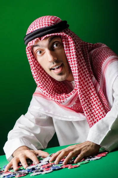 Hombre árabe jugando en el casino —  Fotos de Stock