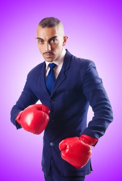 Hezký obchodník s boxerskými rukavicemi — Stock fotografie