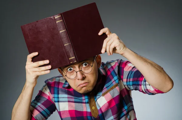 Lustiger Student mit vielen Büchern — Stockfoto