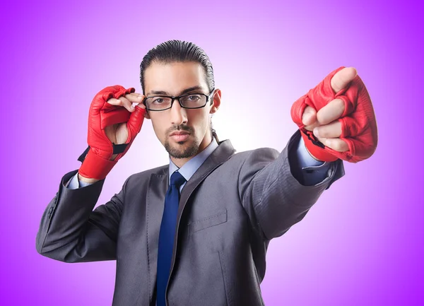 Roliga affärsman med boxhandskar — Stockfoto